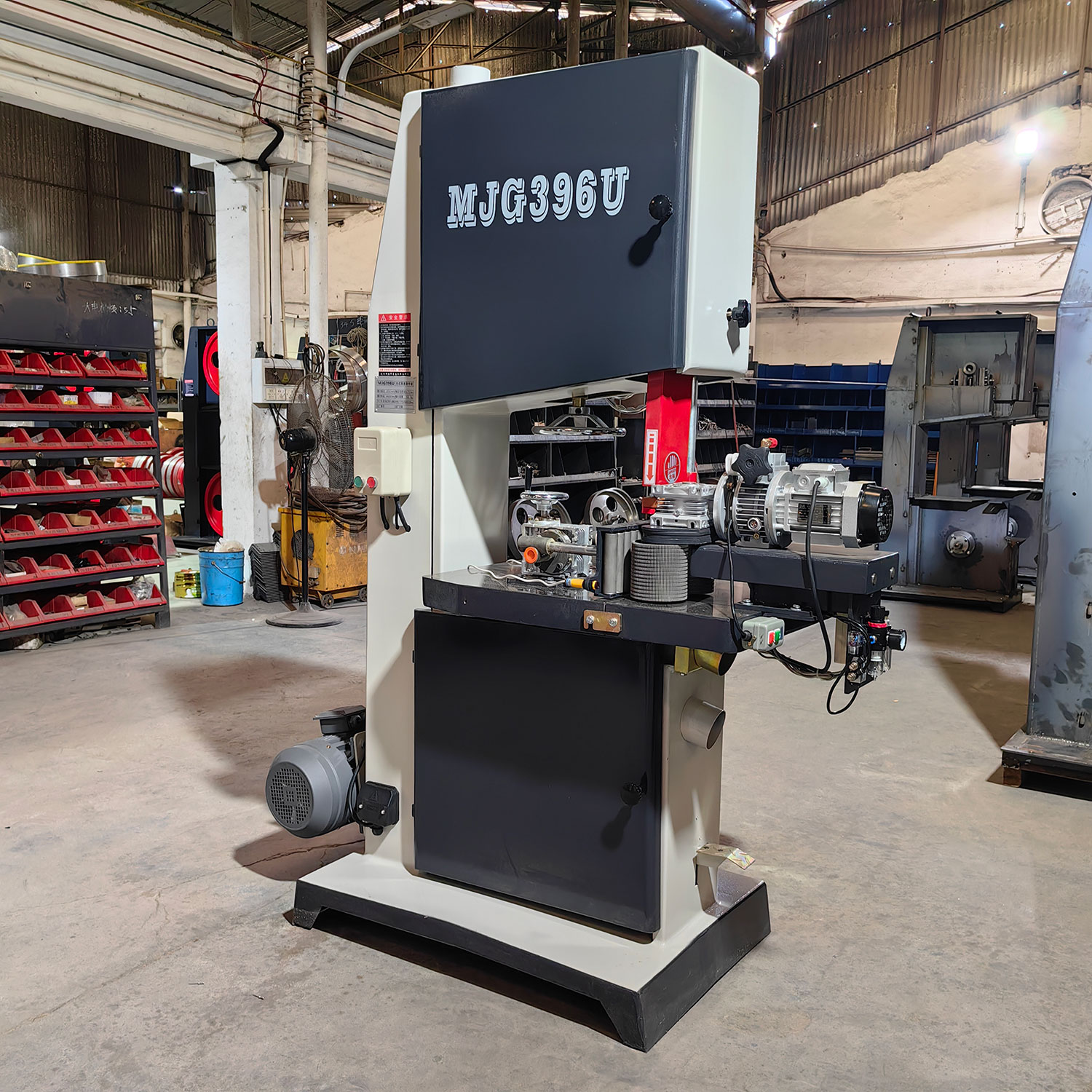 Ленточная пила по дереву вертикальная с автоподачей MJG396U