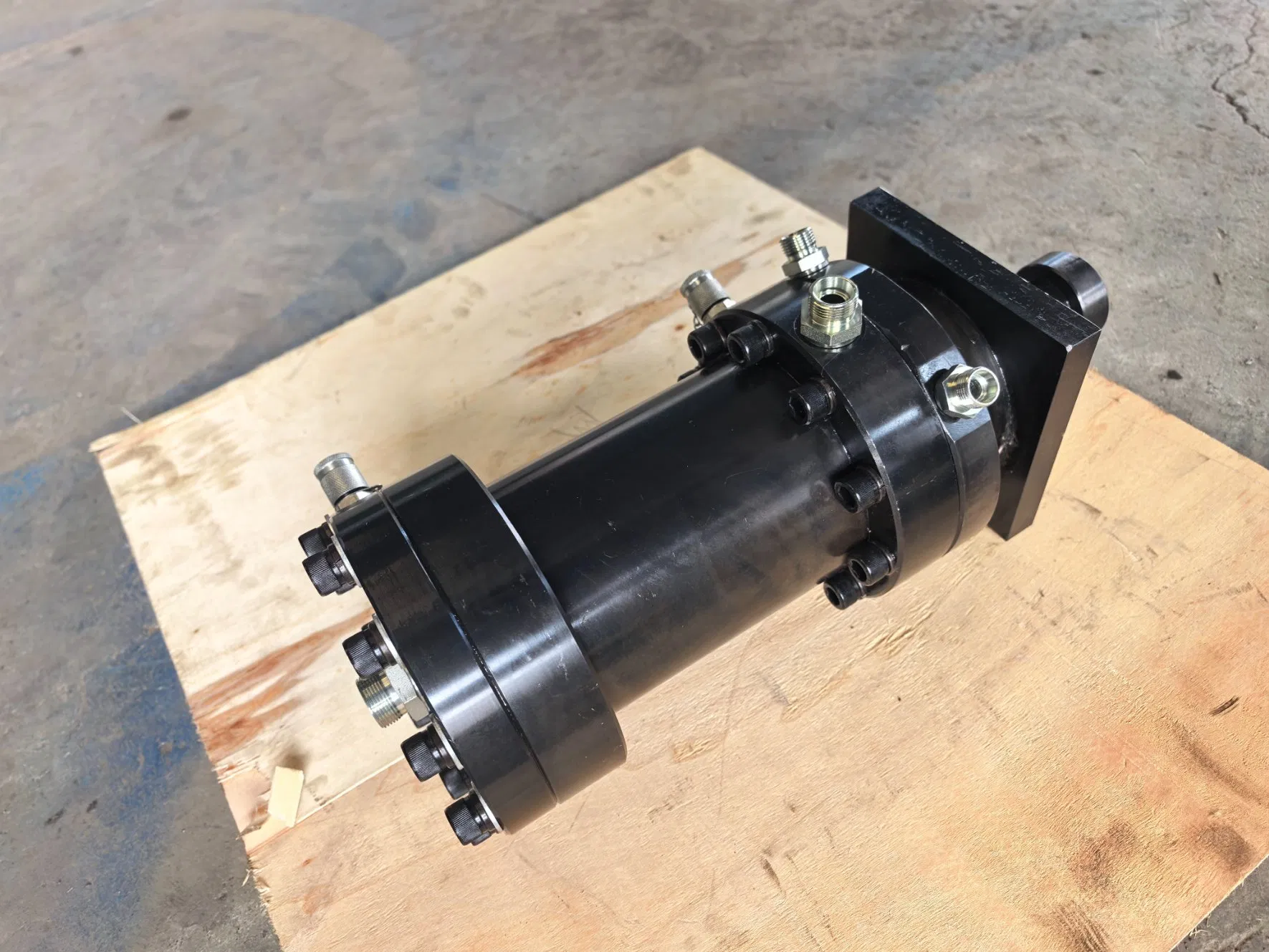 Гидроцилиндр двухстороннего действия водяного охлаждения 280°C