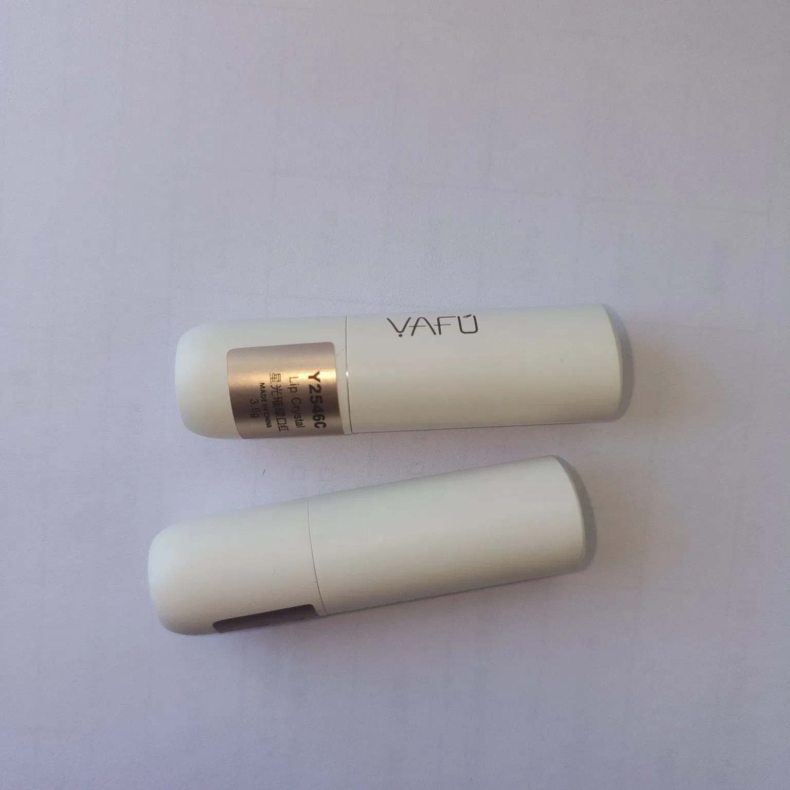 Herbal Infusion Glossy Lipstick for Vibrant, Customizable Beauty