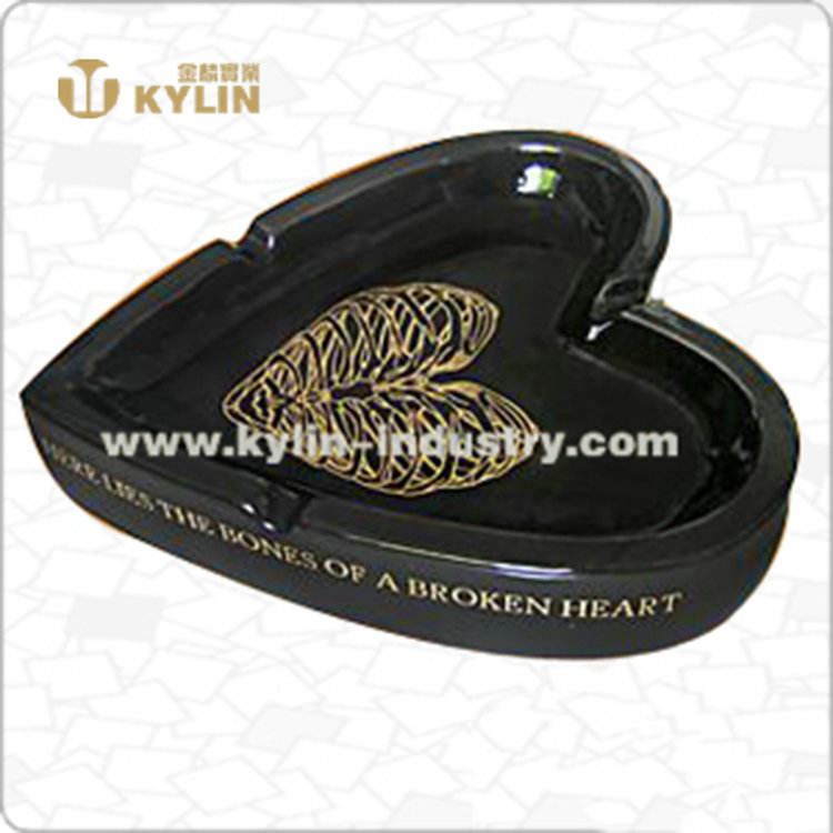 China High Quality Heart Shaped Custom Ceramic Ashtray