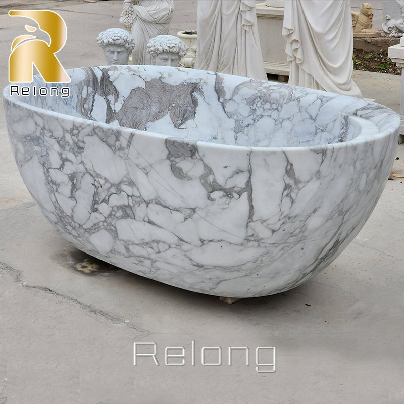 Белая овальная отдельностоящая мраморная ванна