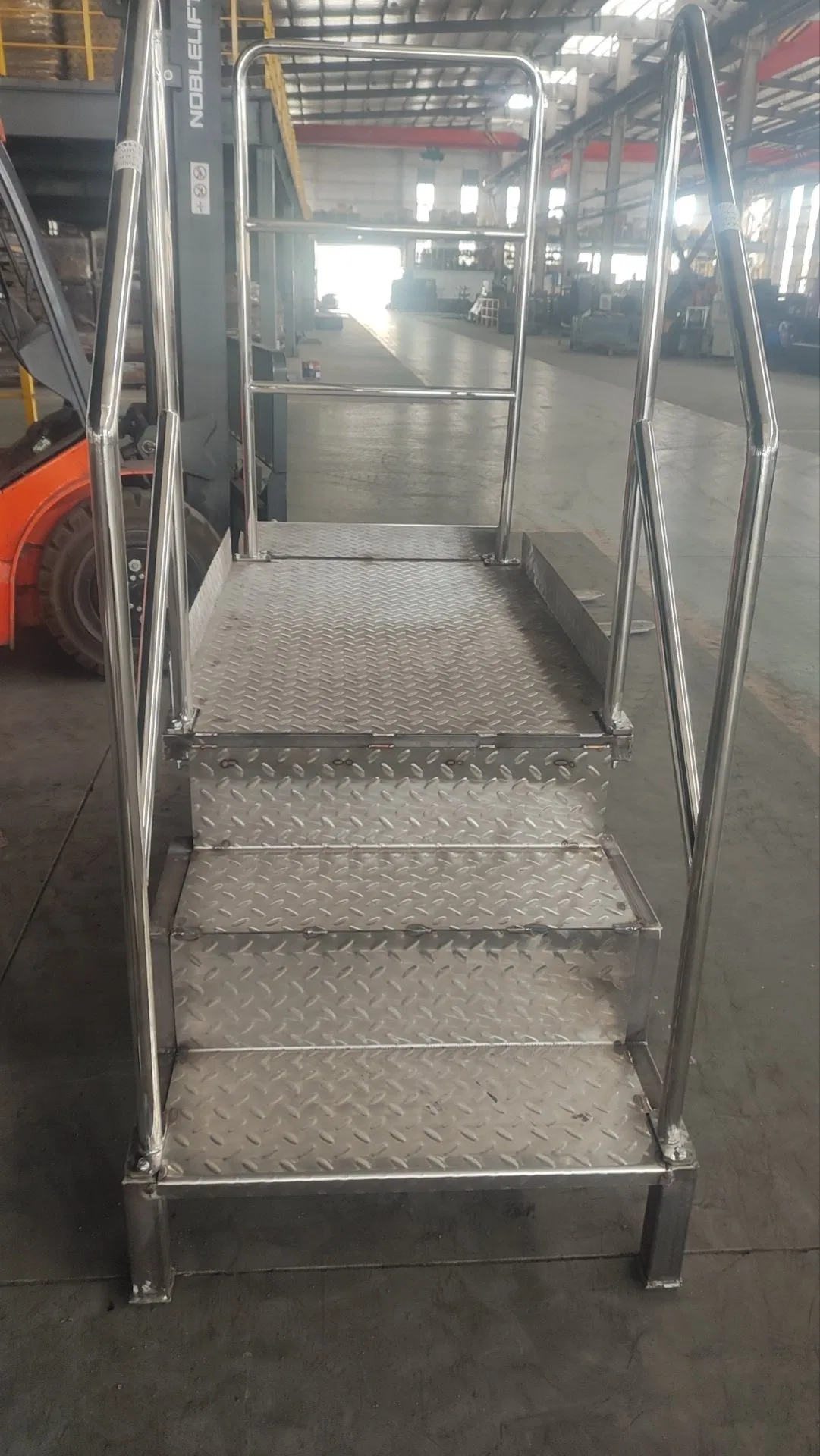 New Product Highly Recyclable Hot-Rolled Section Staircases for Warehousing and Logistics Center