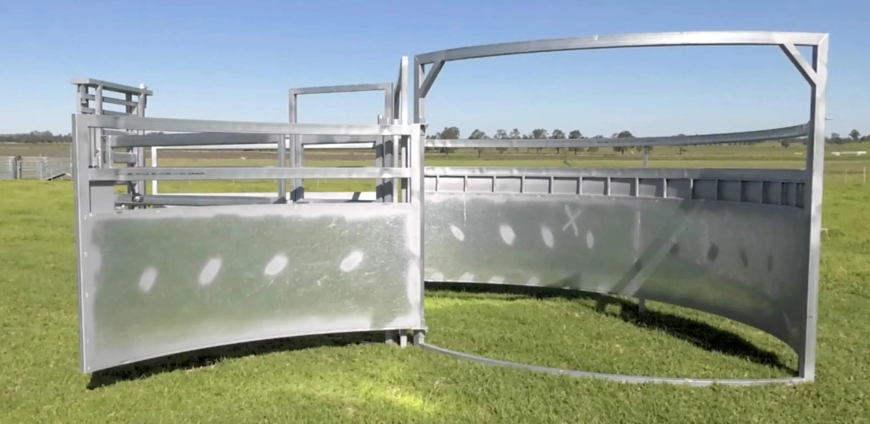 Reliable Cattle Safety Gate for Efficient Round Yard Management