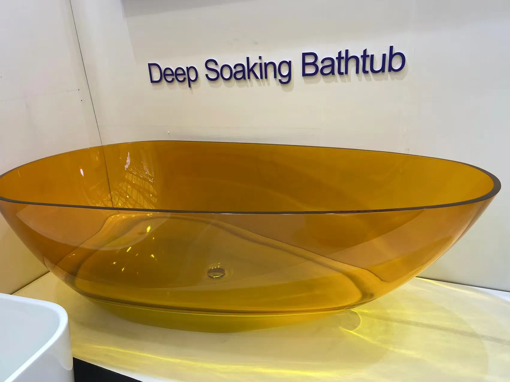 Elegant Acrylic Transparent Goose Egg-Shaped Bathtub for Luxurious Home SPA Experience Jl1906