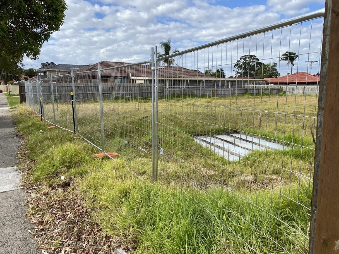 Portable Construction Site Barrier Fence for Secure Areas