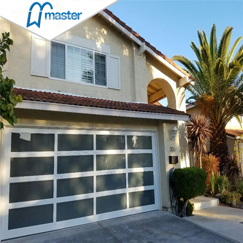 Утеплённая вертикальная гаражная дверь из плексигласа