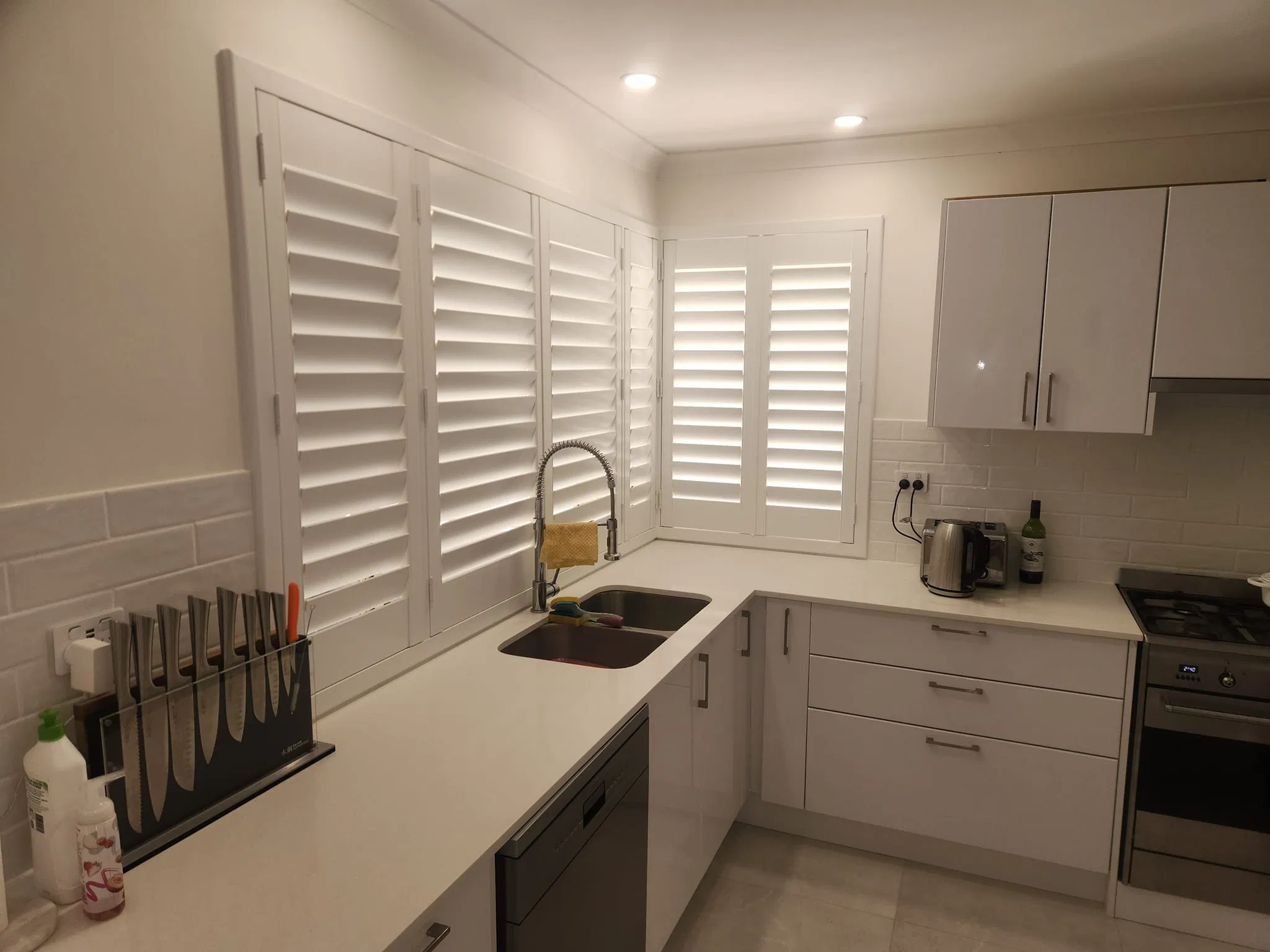 Durable PVC Plastic Blade Plantation Shutter Windows Blinds Shades Shutters Supplier