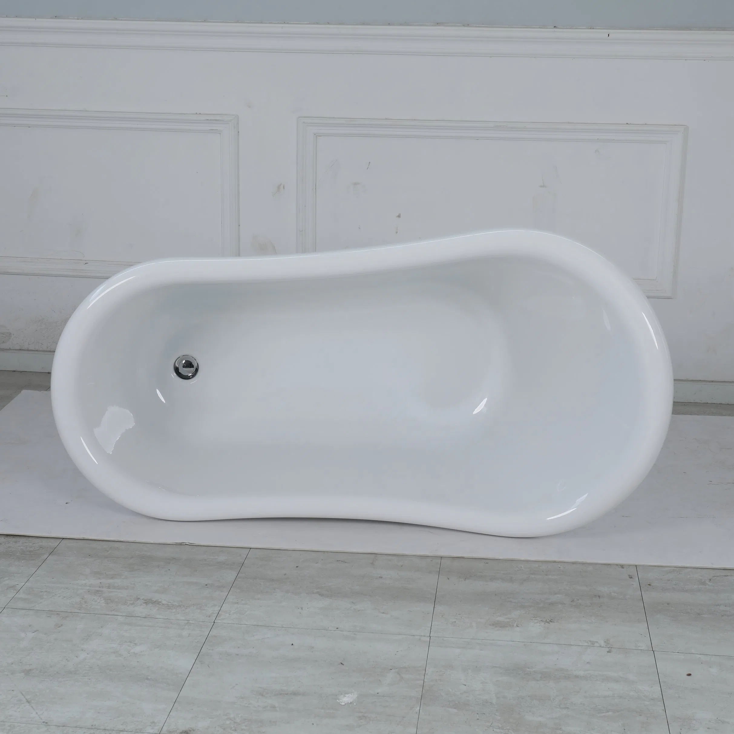 Белая ванна на ножках с красными вставками