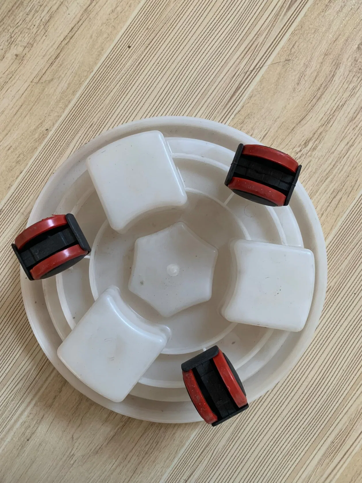 Долли для цветочных горшков