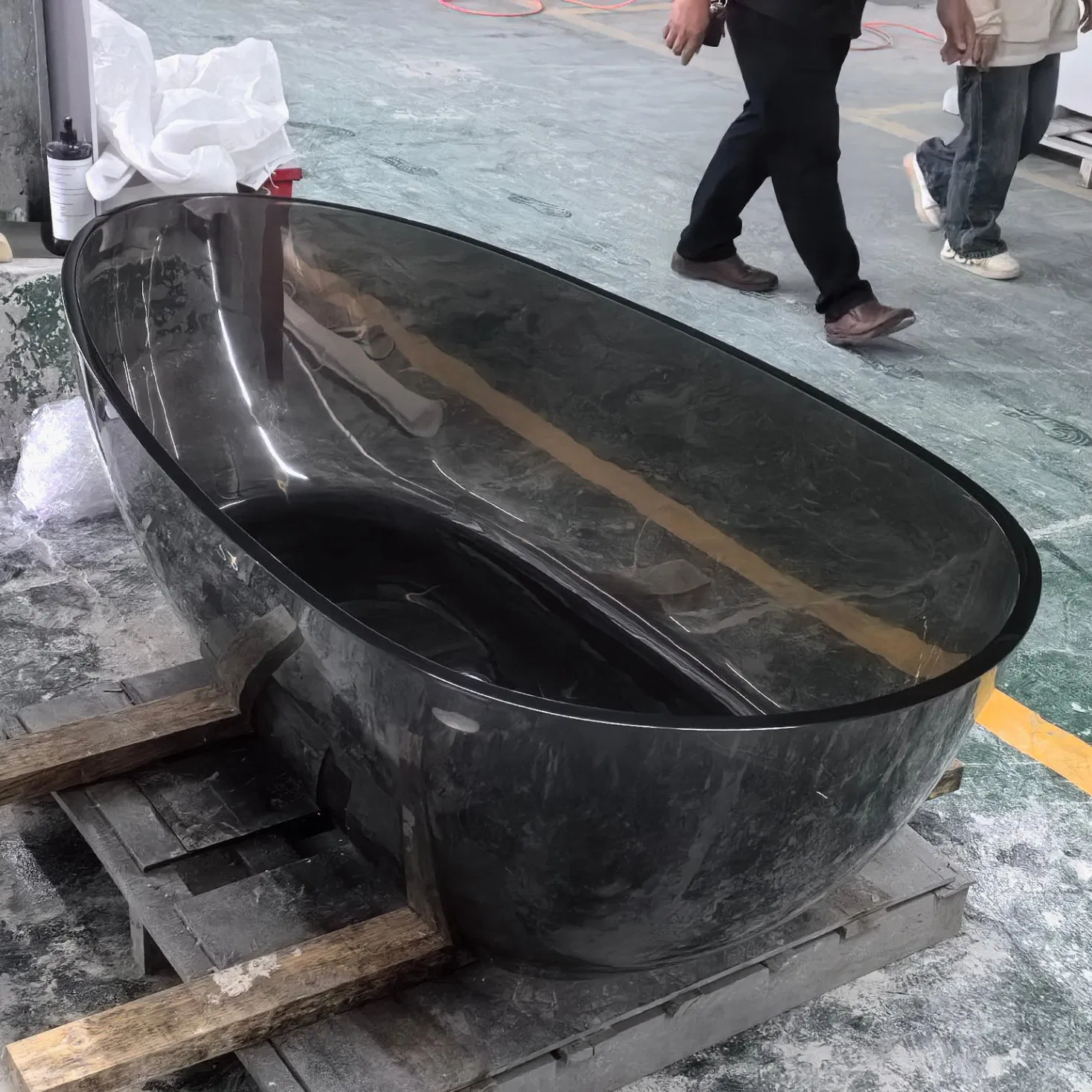 Черная ванна из прозрачной смолы, отдельностоящая