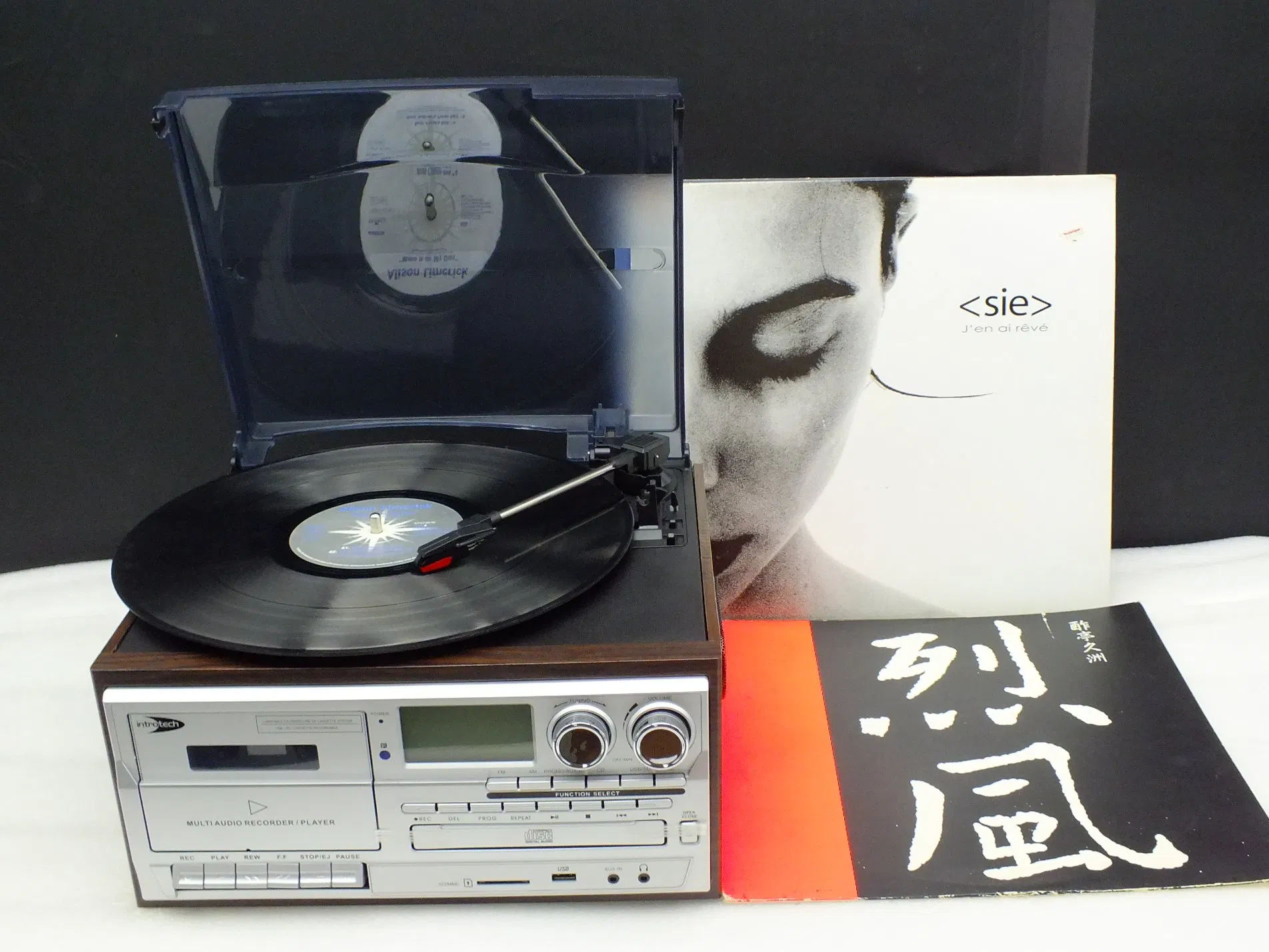 Classic Vinyl Turntable with 3-Speed Settings and Speakers