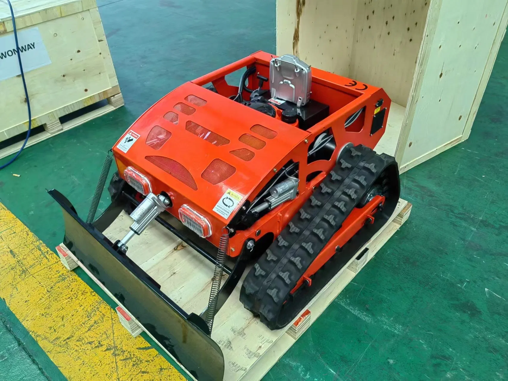 Гусеничная газонокосилка с дистанционным управлением NUOMAN