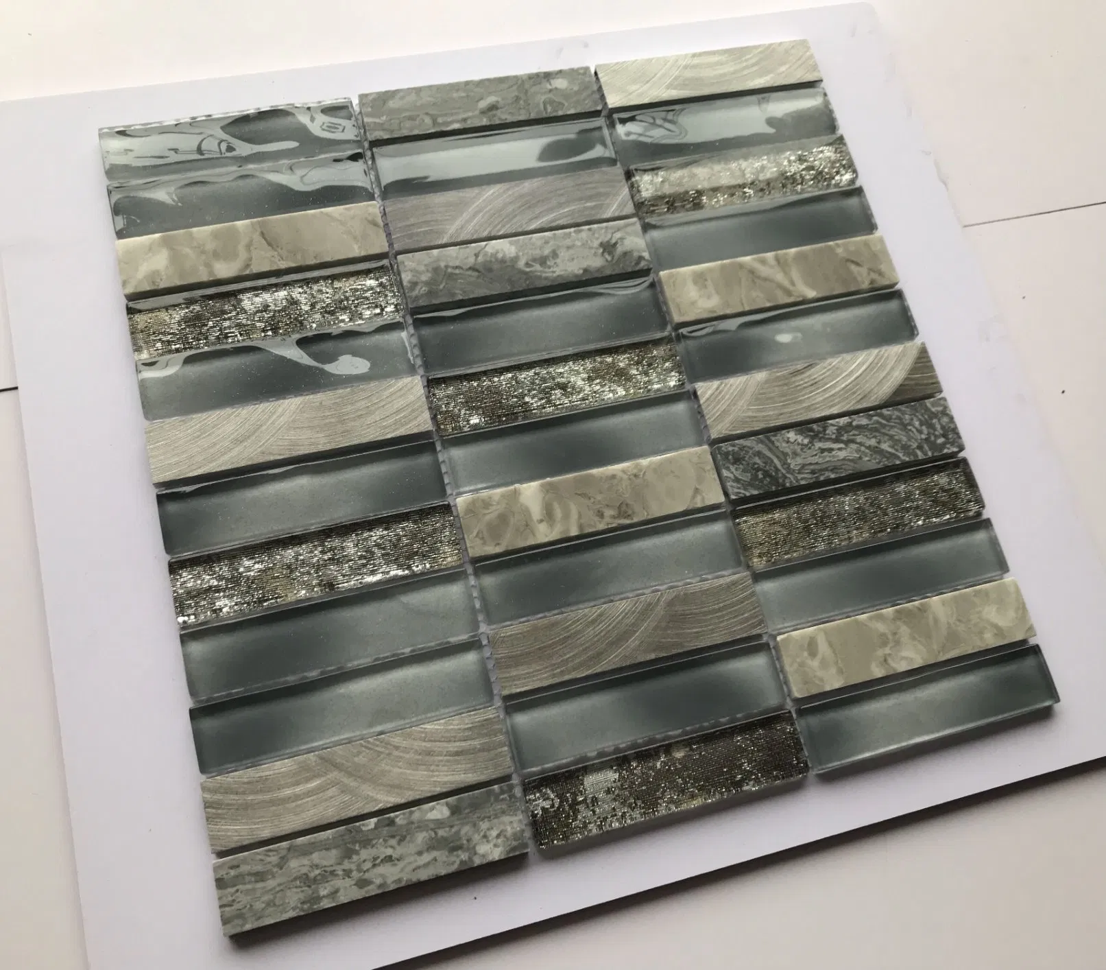 Мозаичная плитка из стекла и камня, серая, для пола