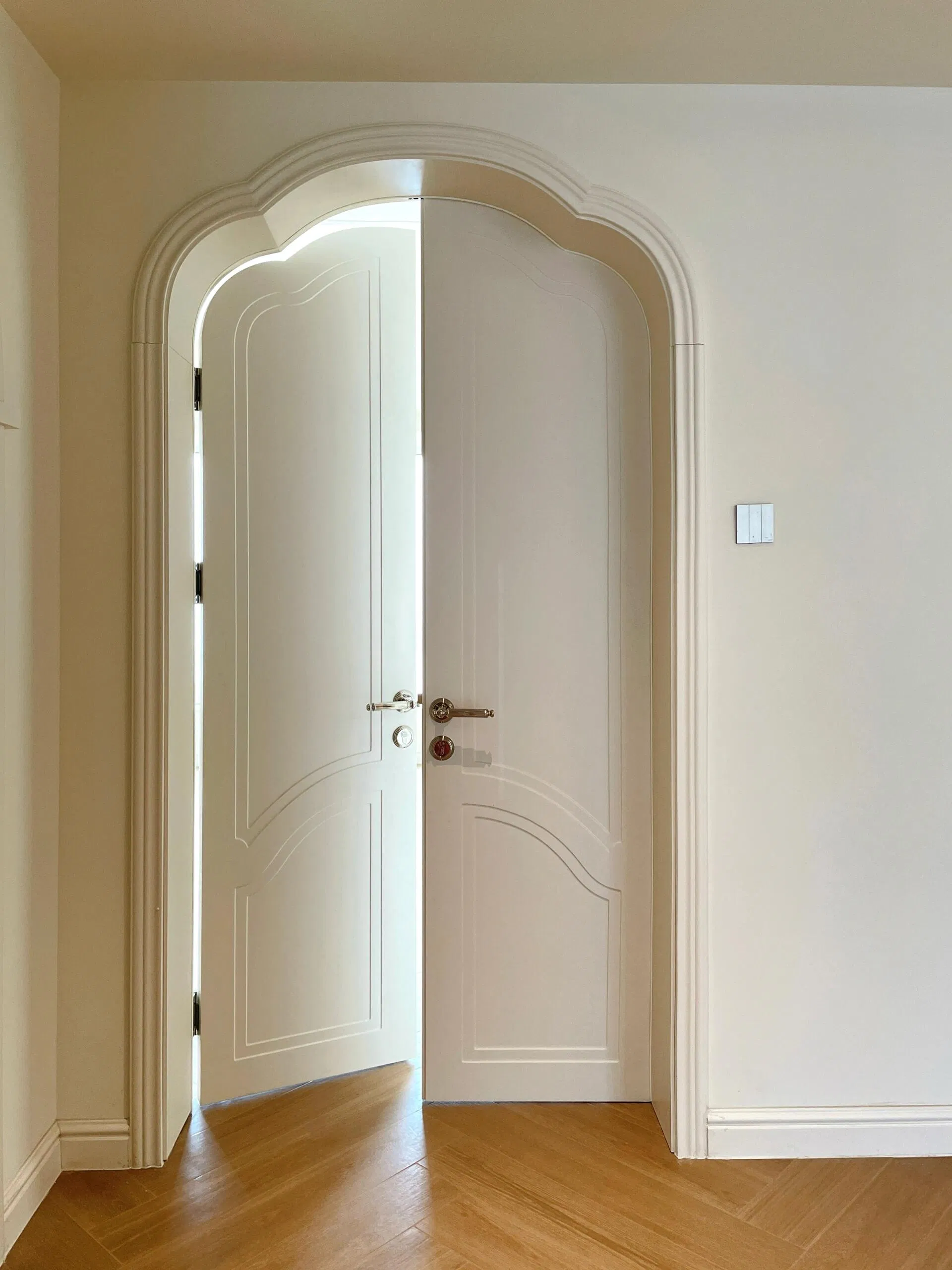 Modern Design Hotel Wood Door Painted Grade Finish 20 Minute Fire Rated Solid Core MDF Material Side Opening Fire Prevention