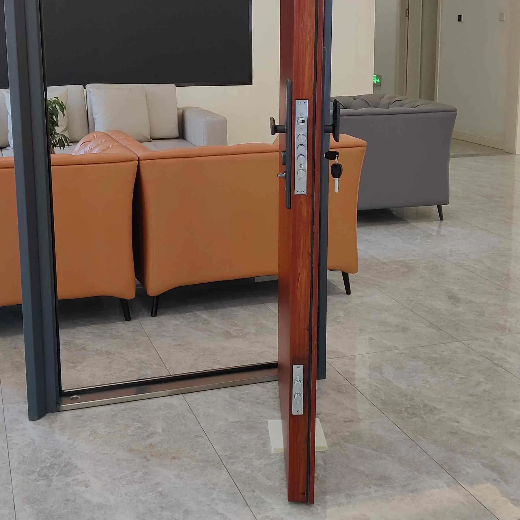 Декоративная металлическая входная дверь с решеткой