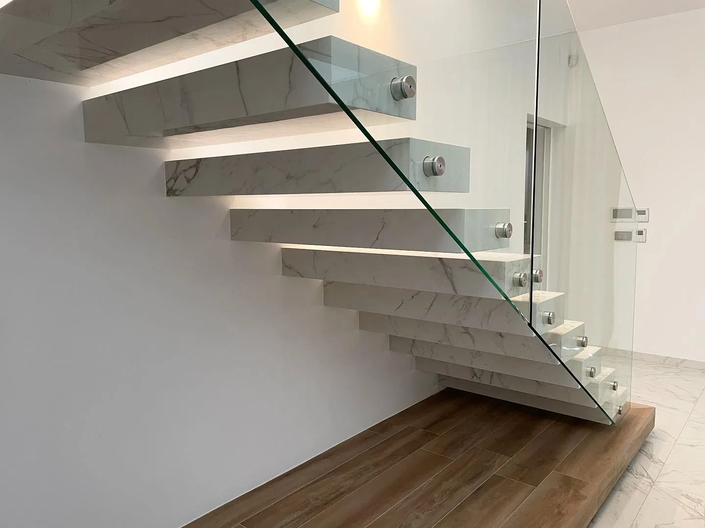 Modern Floating Staircase/Hidden Cantilever Stairs/Enter Wall Type Stair with Marble Treads