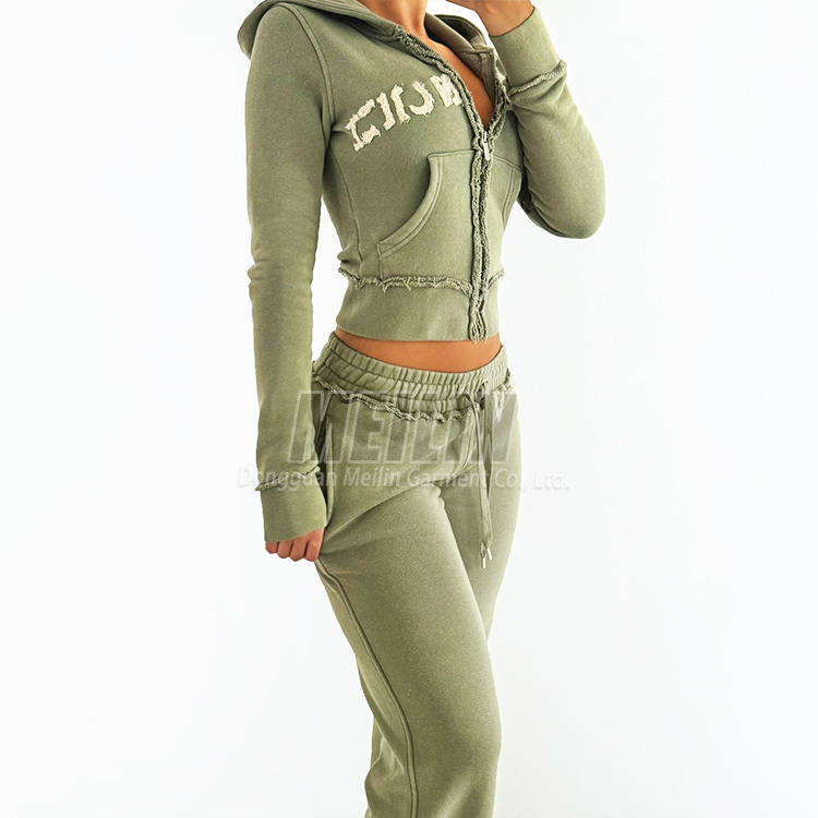 Костюм женский спортивный с капюшоном