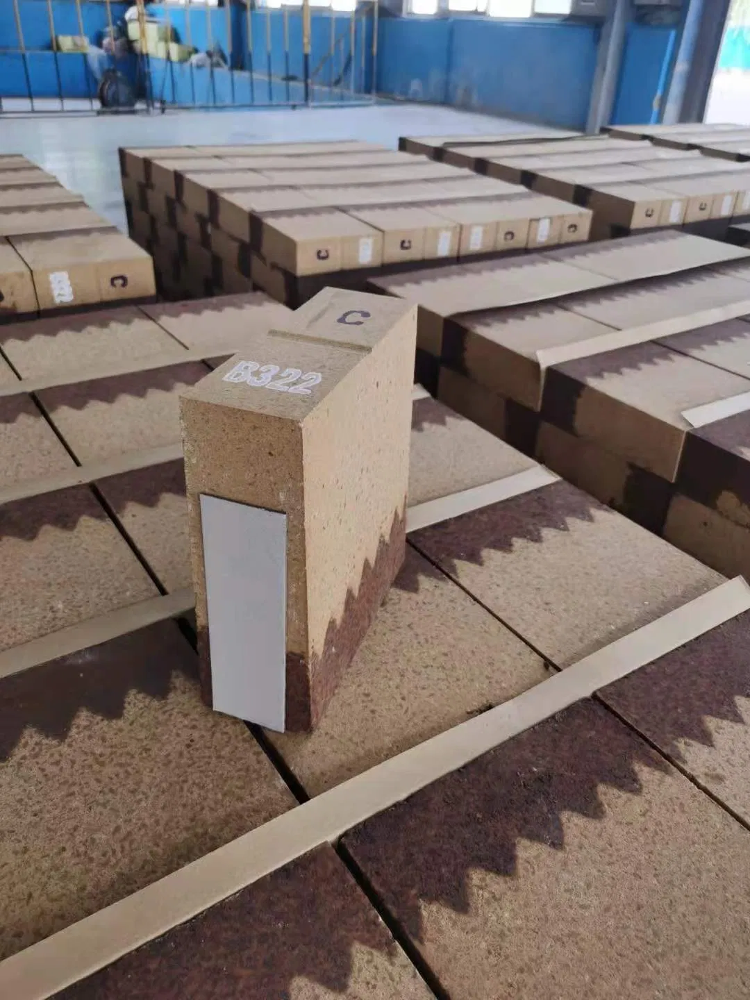 Магнезитовый огнеупорный кирпич для цементных печей