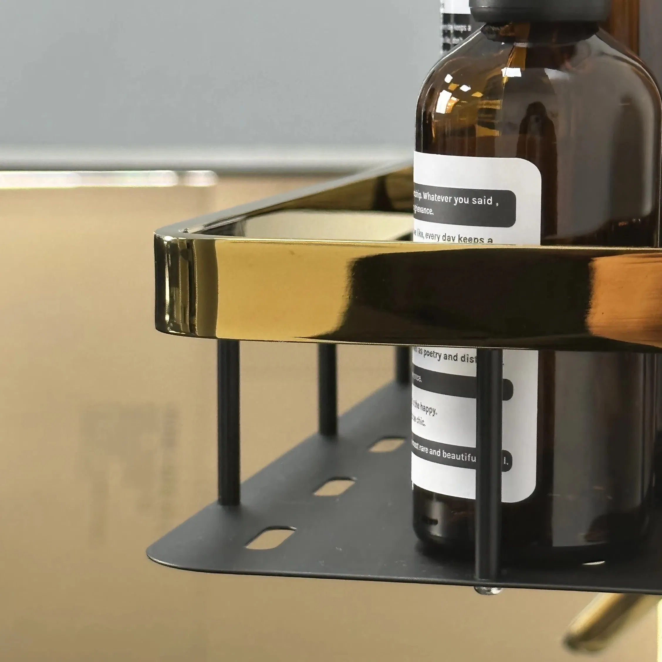 Настенная полка для ванной черно-золотая