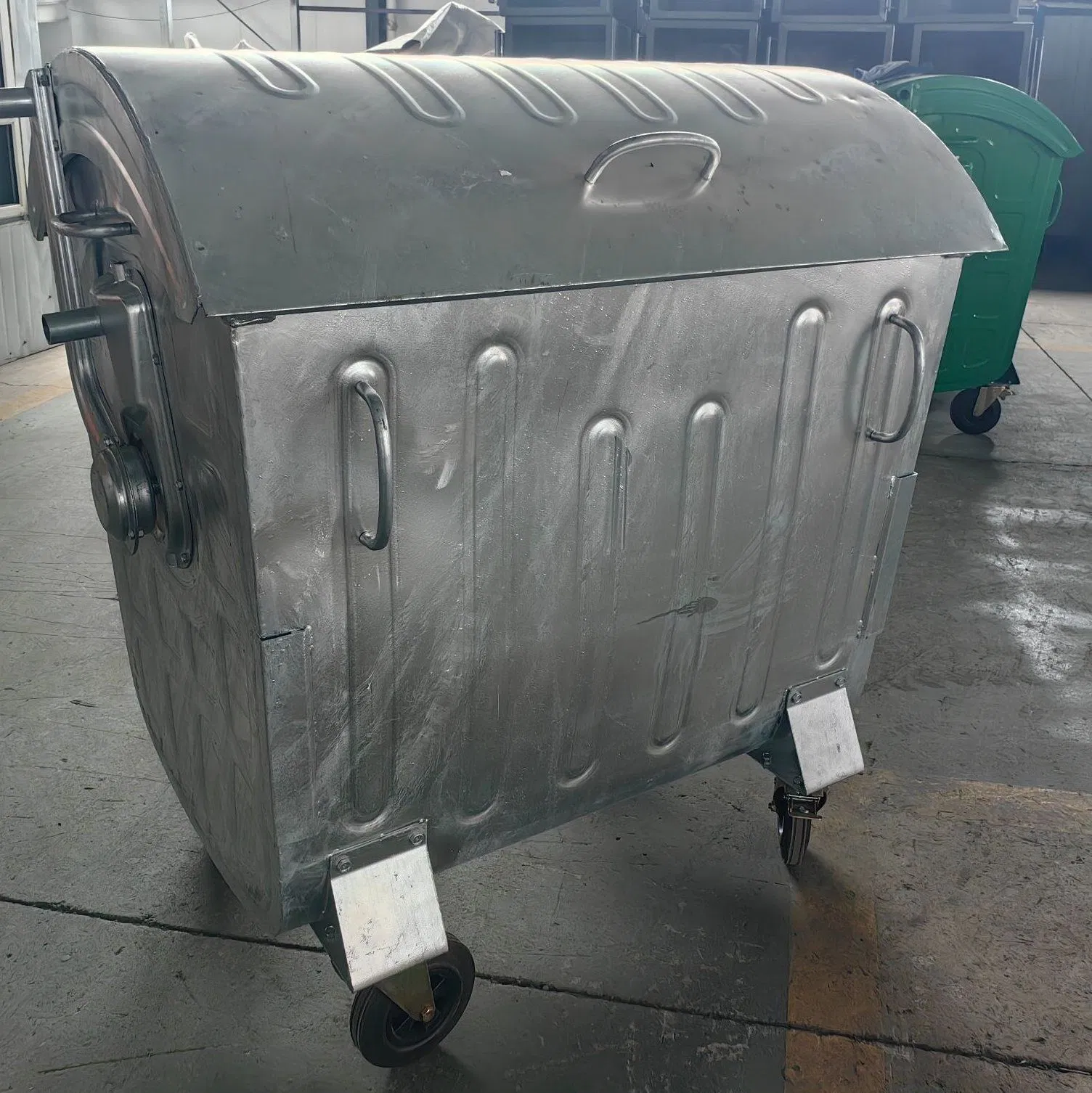 Промышленный мусорный бак 1100L передвижной