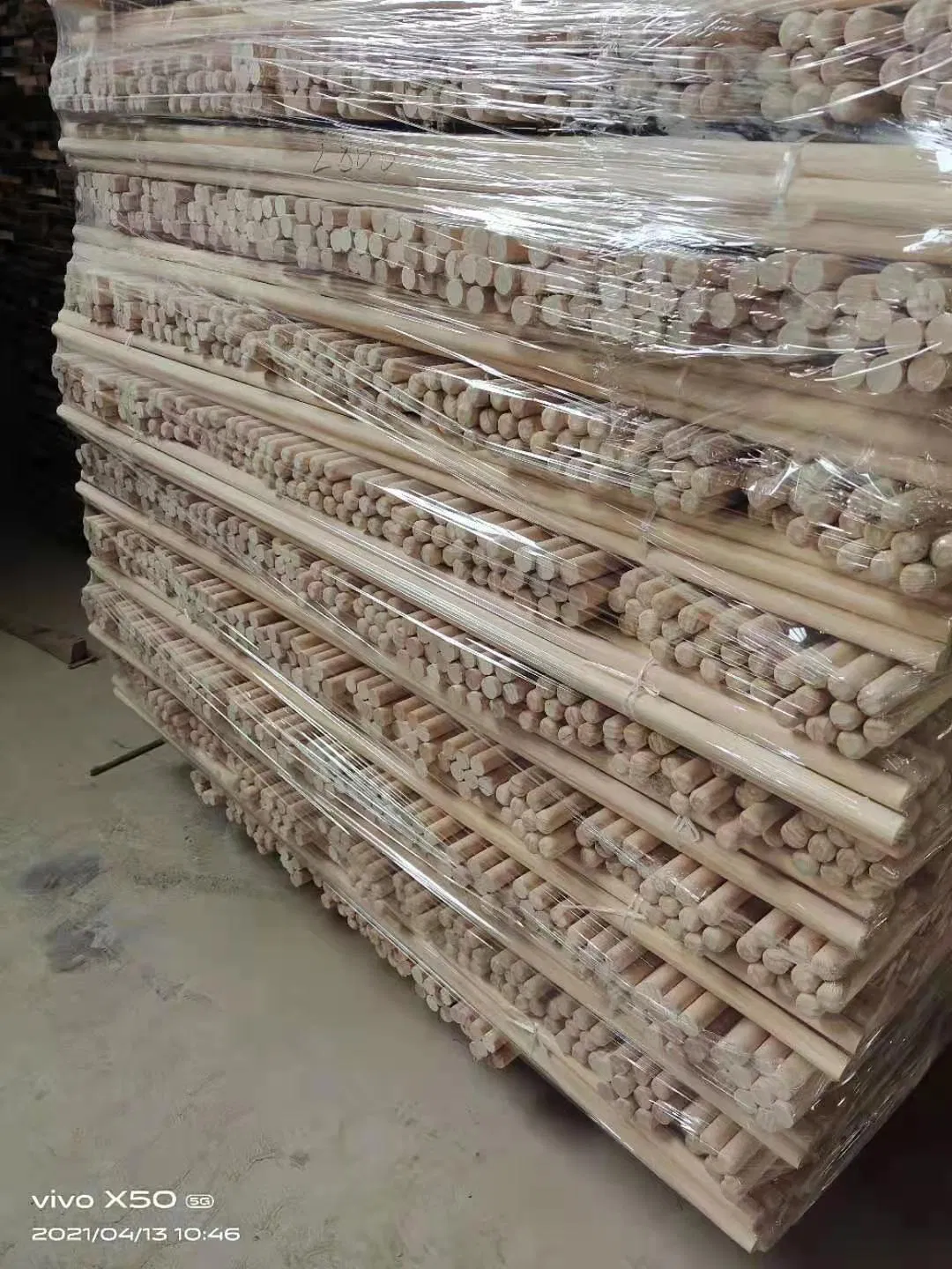 High-Quality Wooden Broom Handle for Home and Commercial Use