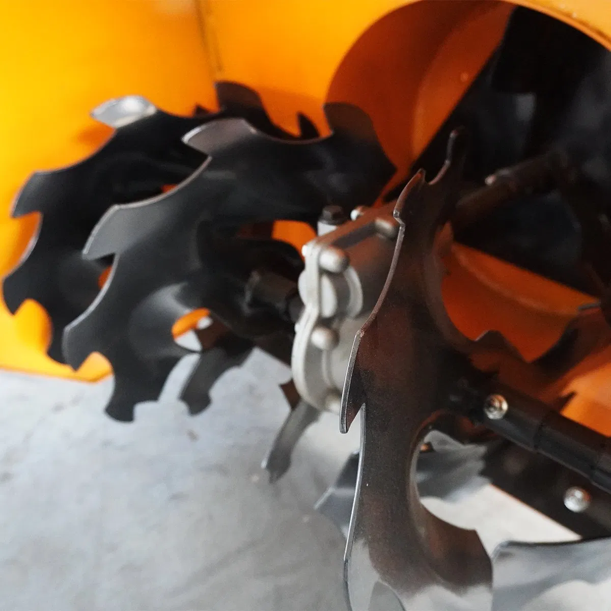 Durable and Highly Maneuverable Snow Blower on Tracks