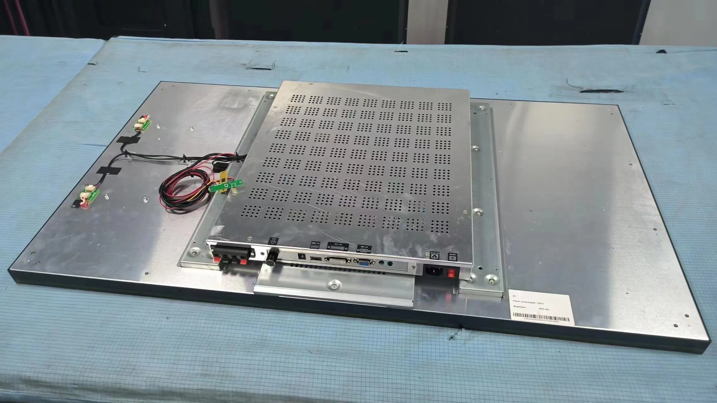 32-дюймовый сенсорный LCD монитор с Android и Wi-Fi