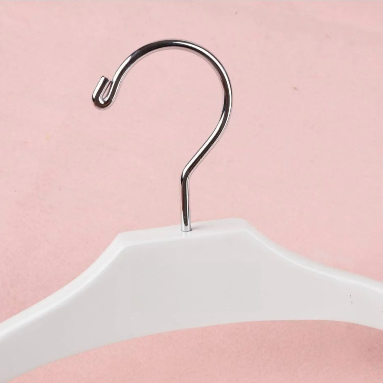 Тонкие пластиковые вешалки для экономии места в шкафу