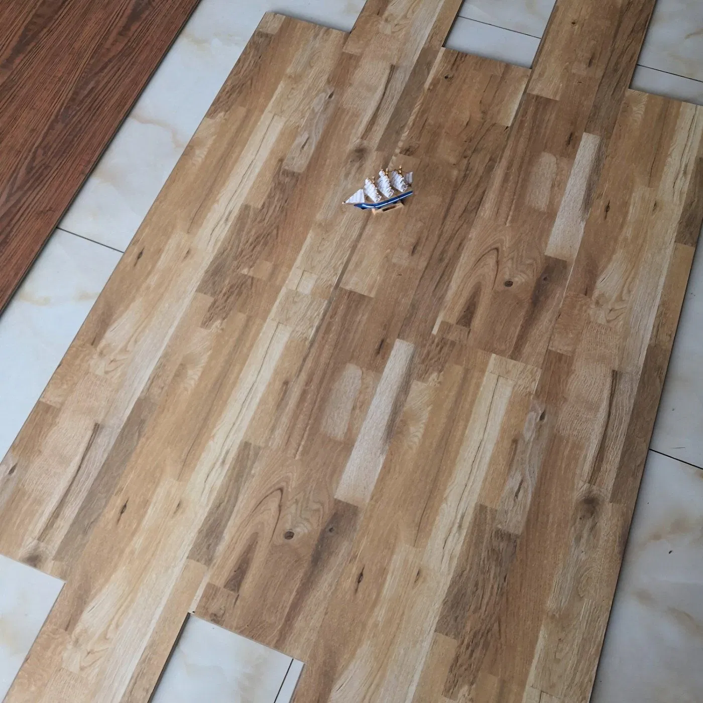 China Manufacturer Wholesale Waterproof Plank Engineered Solid Wood Laminate 12mm Embossed Flooring