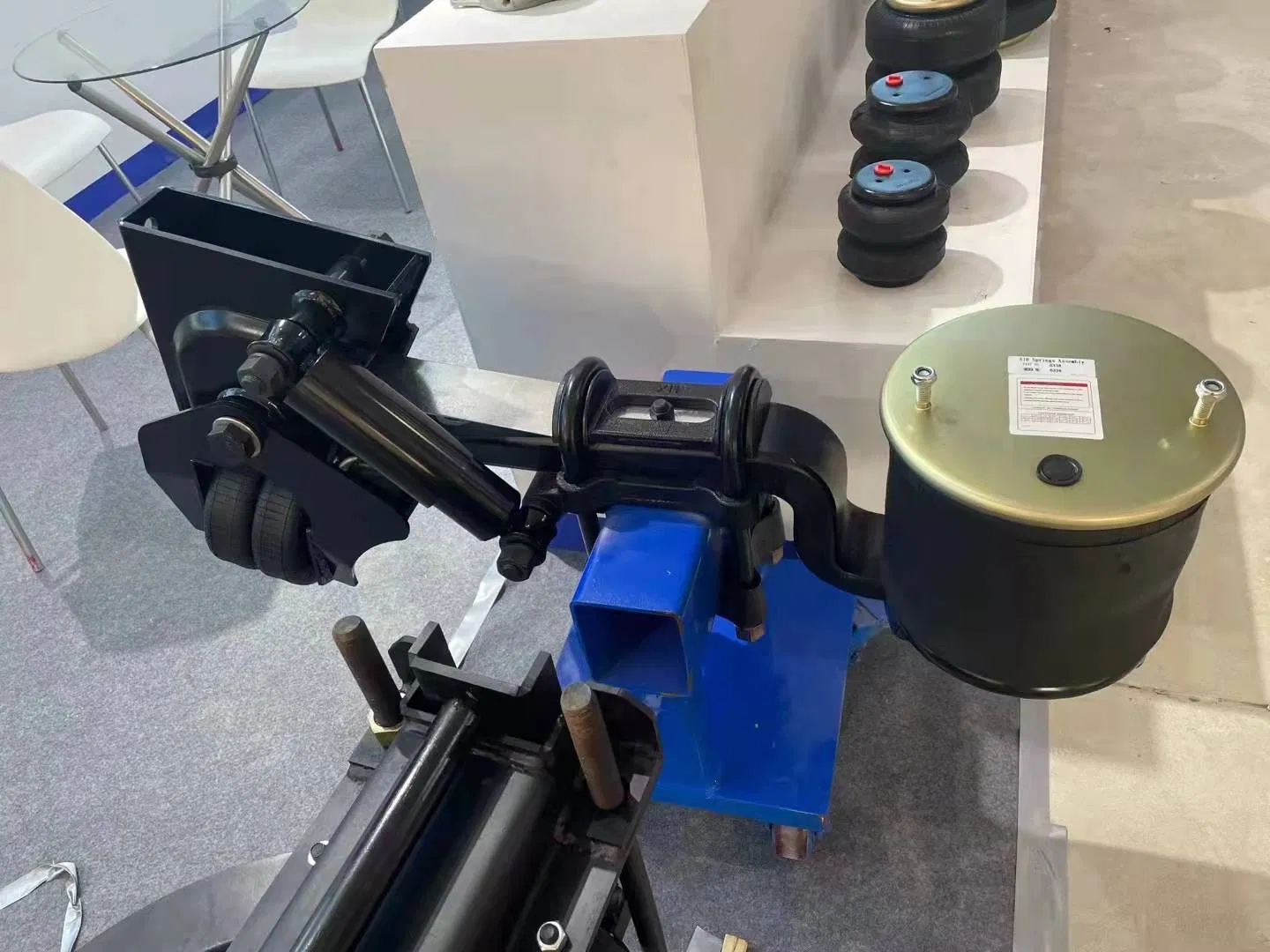 Городской автобус, передняя подвеска на пневмобаллонах, индивидуальный дизайн