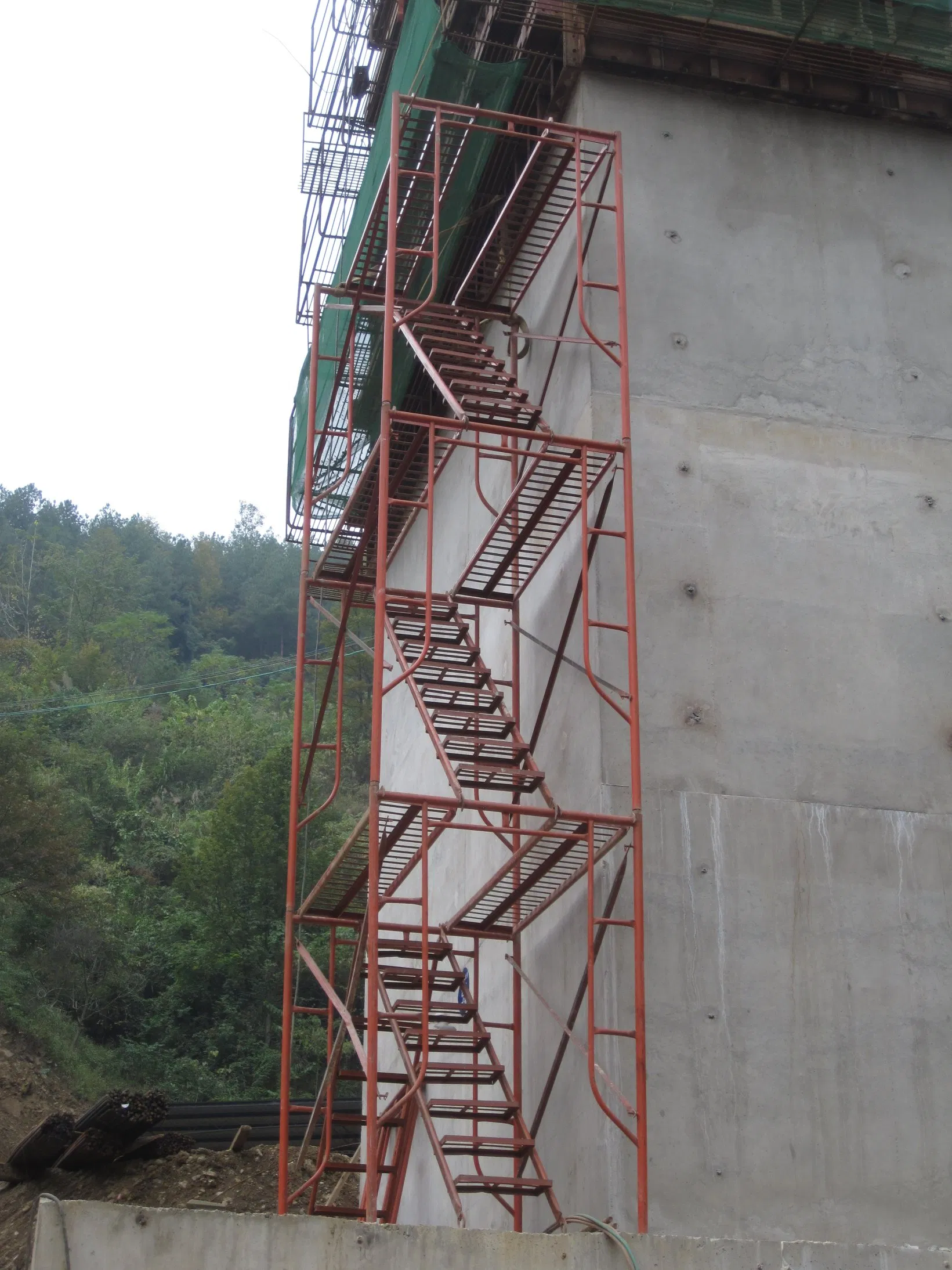 Scaffolding Tower and Steel Prop in Use for Concrete Construction