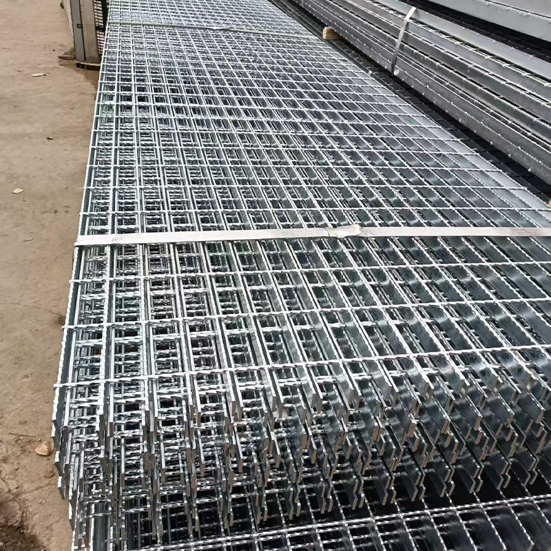 Step Treads Dipped Galvanized Metal Grid Stair Treads Steel Grating Walkway