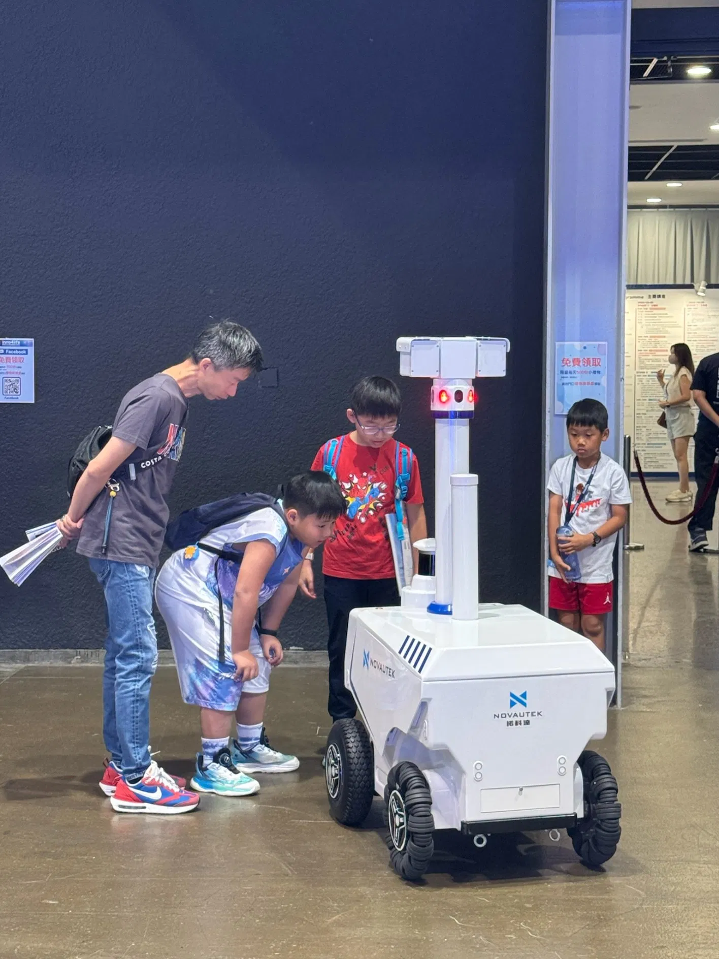 Large Area Patrol Robot Autonomous Security Guard Face Recognition Robot Security Smart Robot