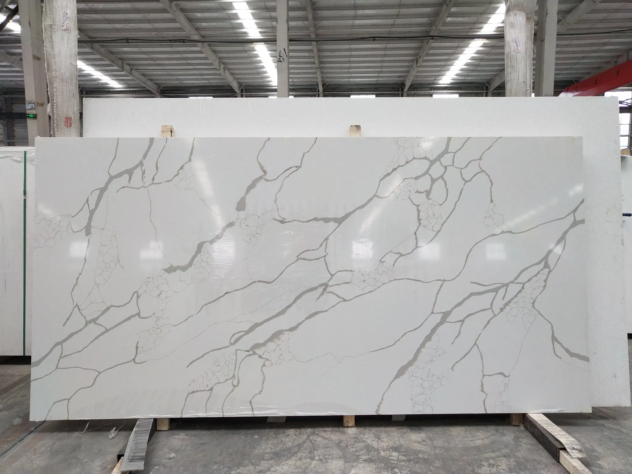 Hot Sale Artificial Stone Calacatta White Veins/Gold Quartz Big Slabs Customized for Kitchen Countertops/Worktops/Vanity Tops