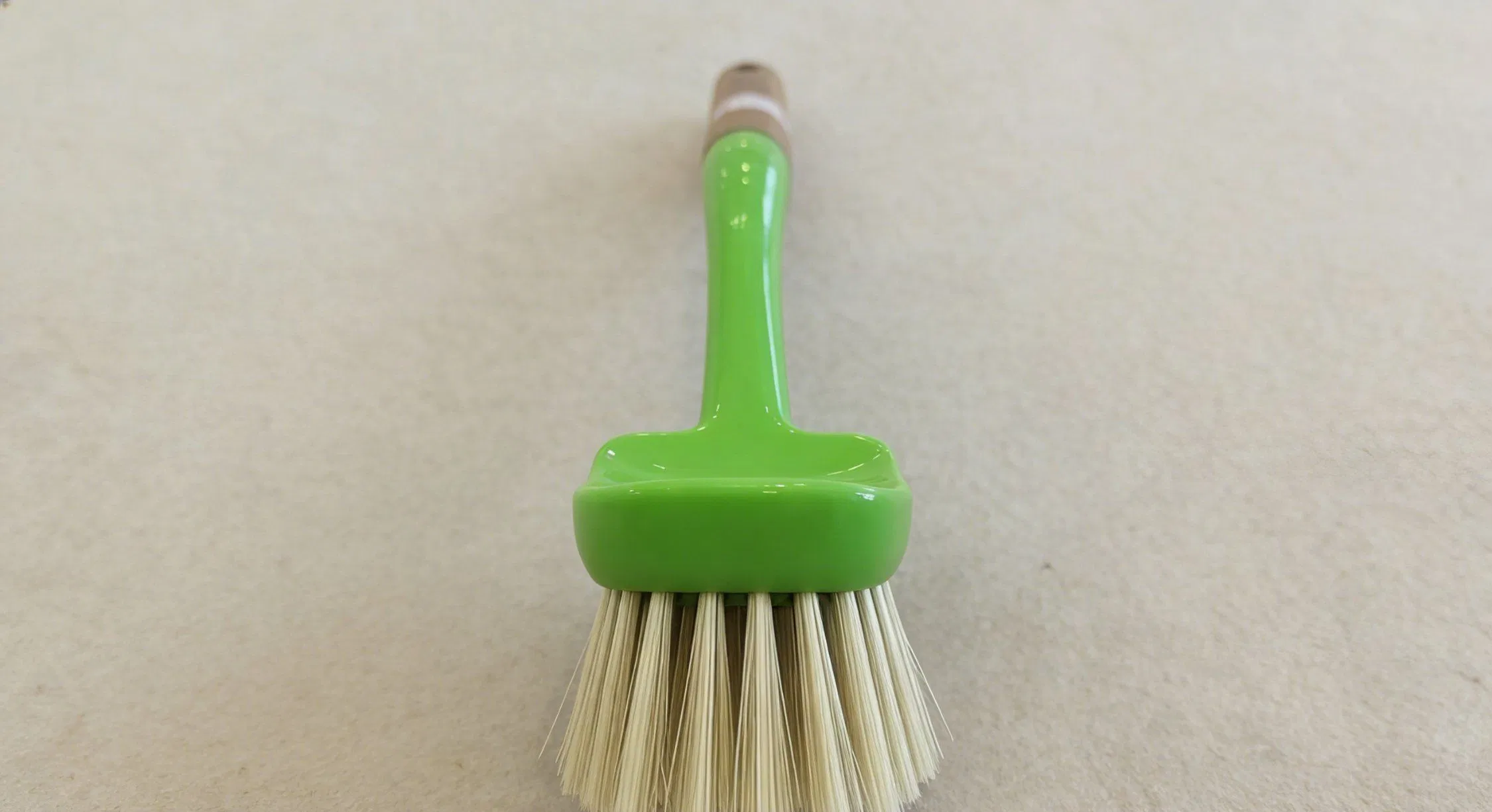 Eco-Friendly Dish Brush with Biodegradable Bristles for Sustainable Cleaning