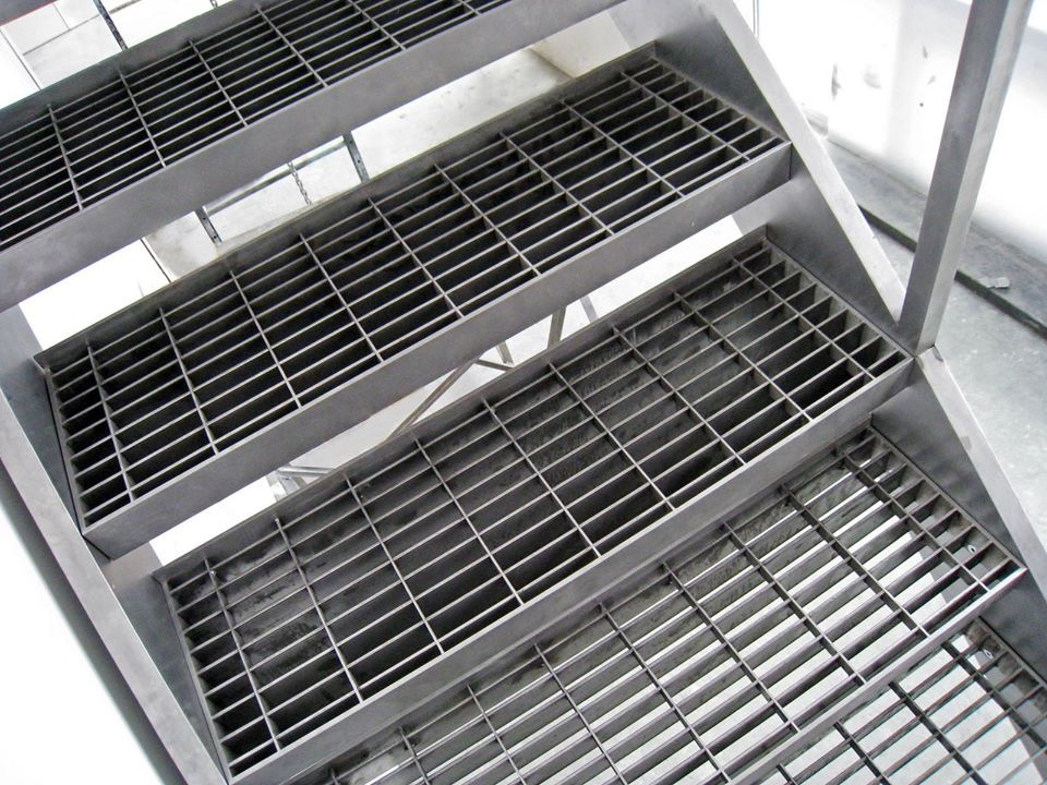Custom Steel Stair Treads /Grating Walkway Steel Manufacturer Supplier Living