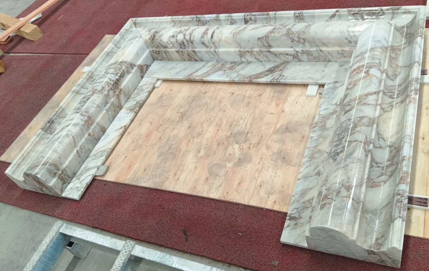 Камин из мрамора Calacatta Gold