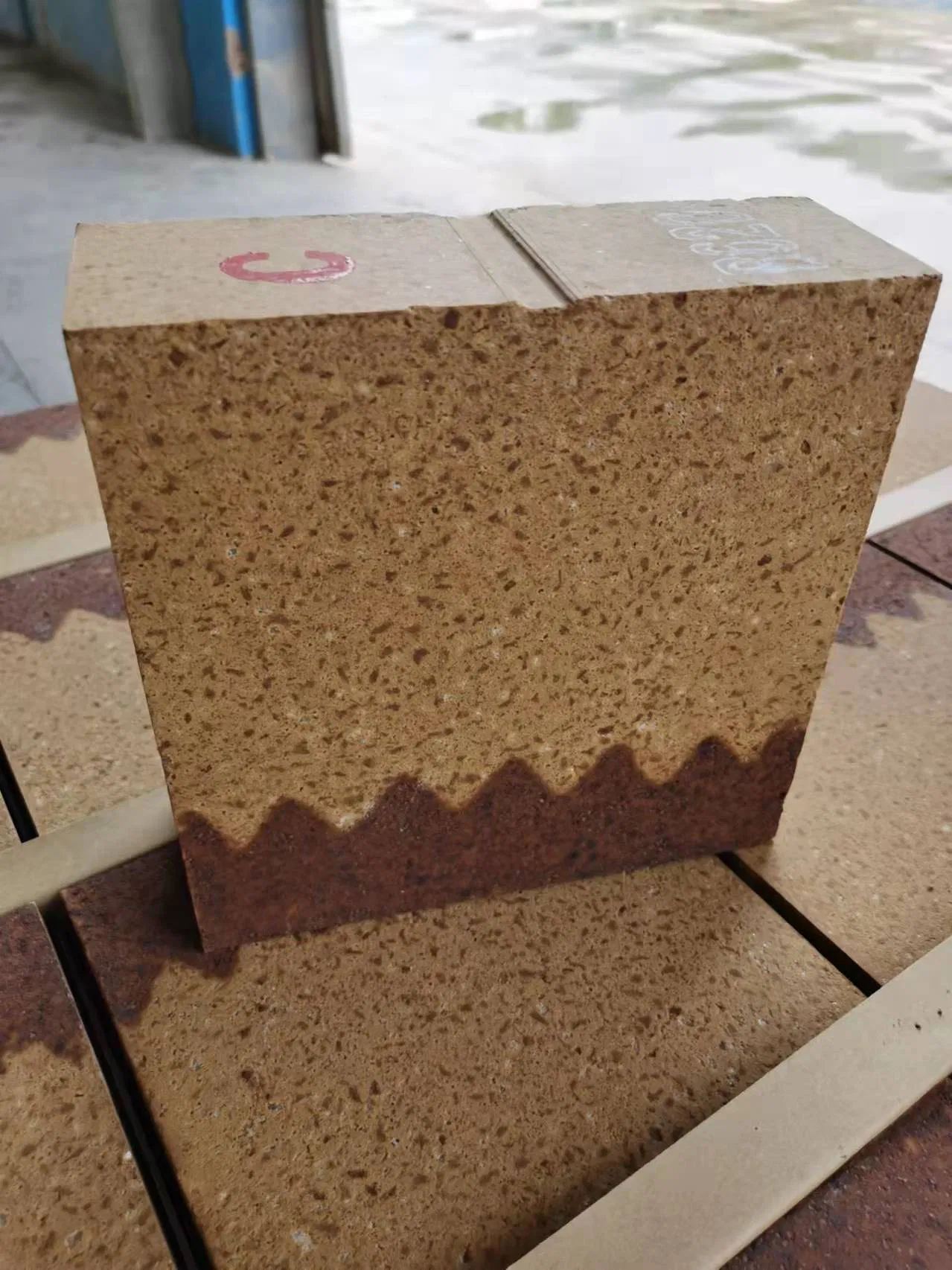 Магнезито-шпинельный кирпич LZR для верхней переходной зоны цементной печи