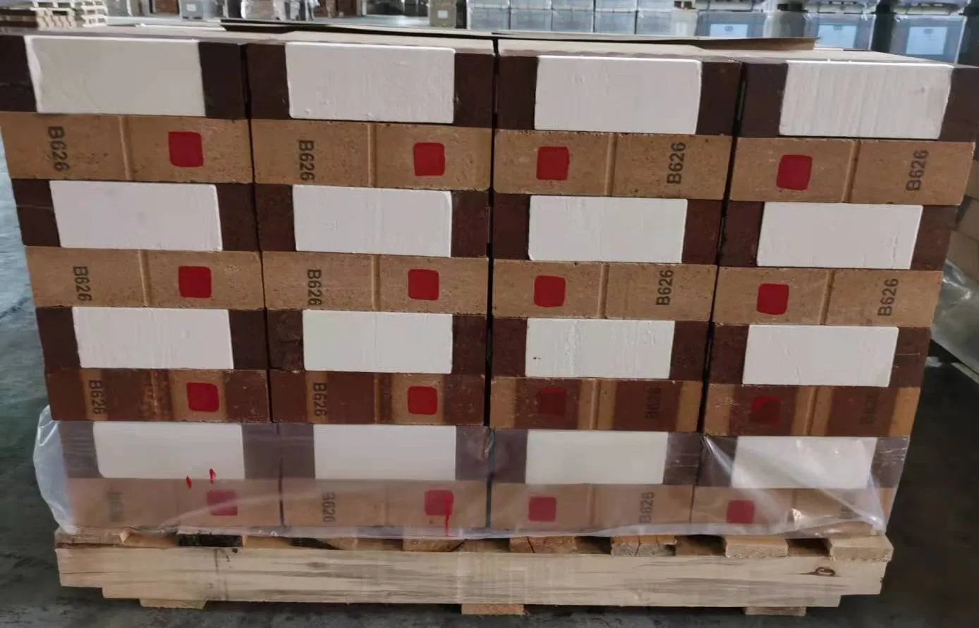 Магнезито-глиноземистый кирпич с низкой теплопроводностью