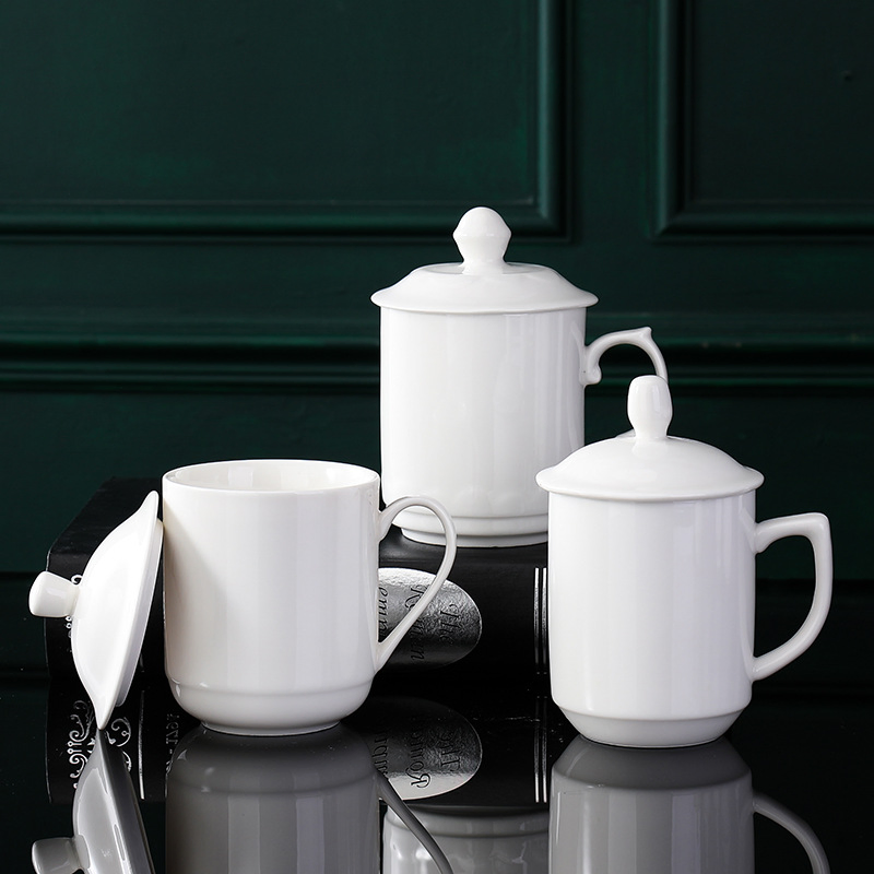 Минималистичная керамическая чашка для подарка