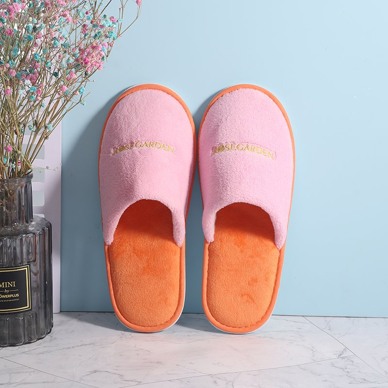 Гостиничные тапочки из велюра-коралла с логотипом