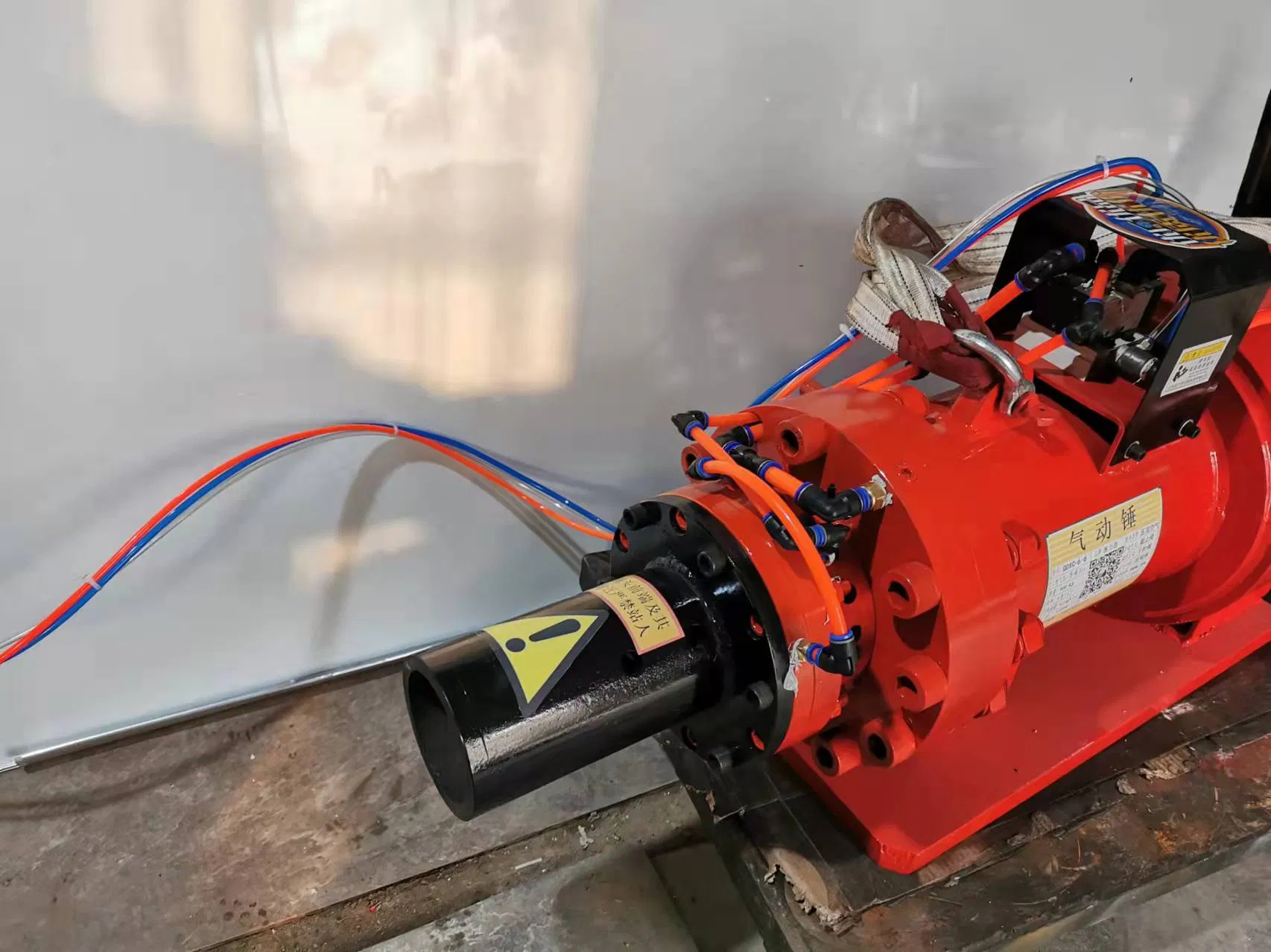 Промышленный пневматический молот для ковки металла