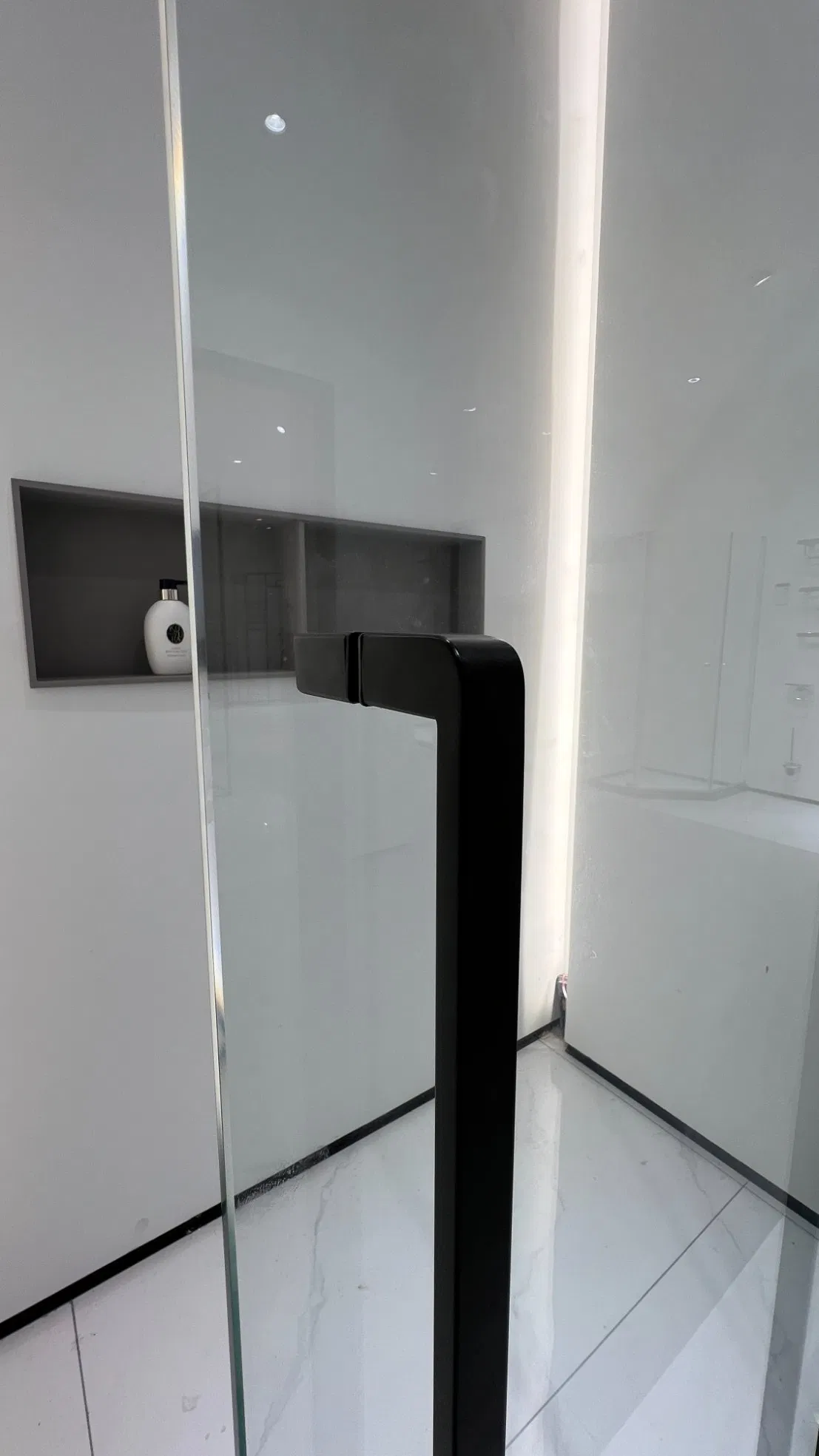 Hot Selling Sliding Shower Door with Tempered Glass for Hotel and Villa Bathroom