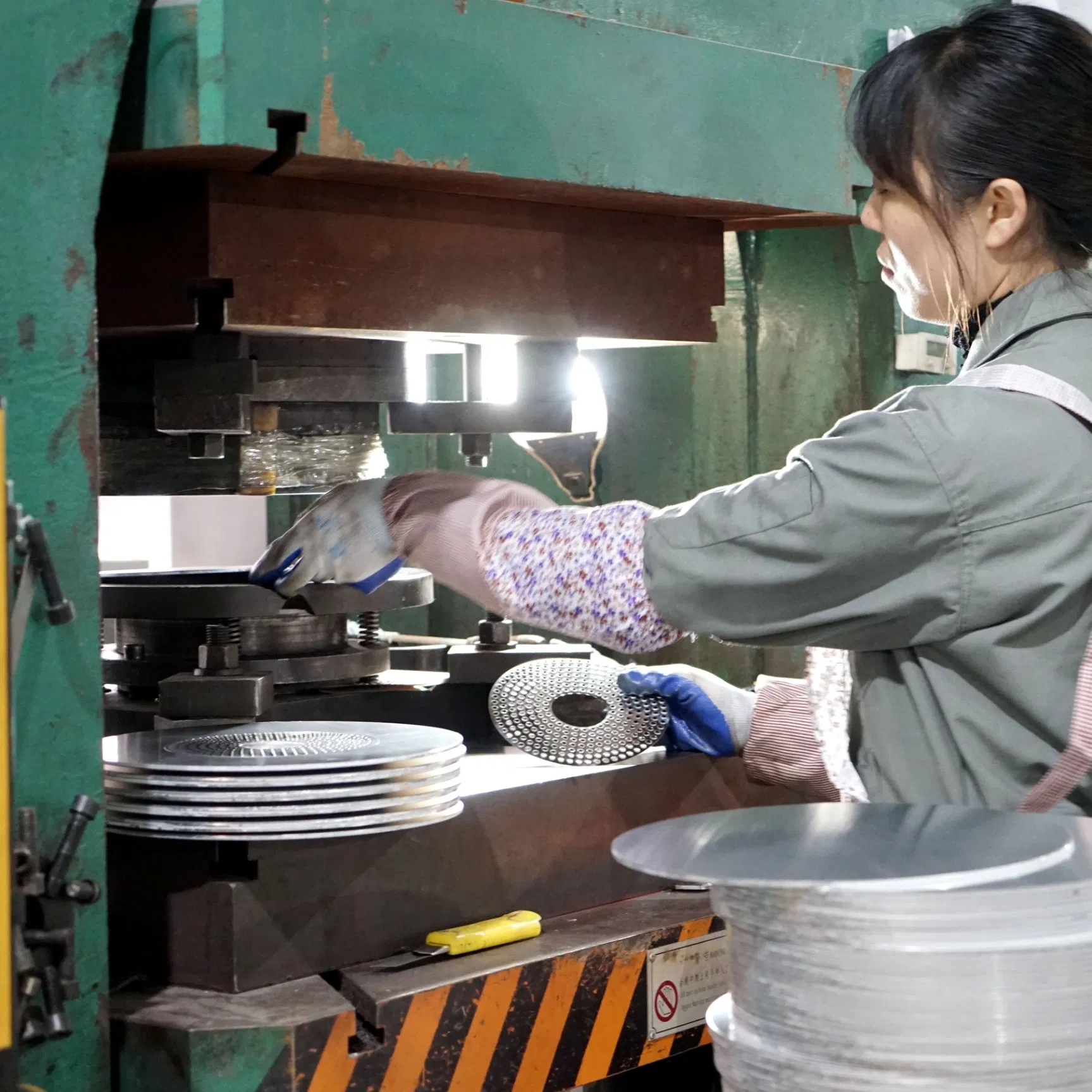 China Factory 12PCS Luxury Red Nonstick Aluminum Cookware Set