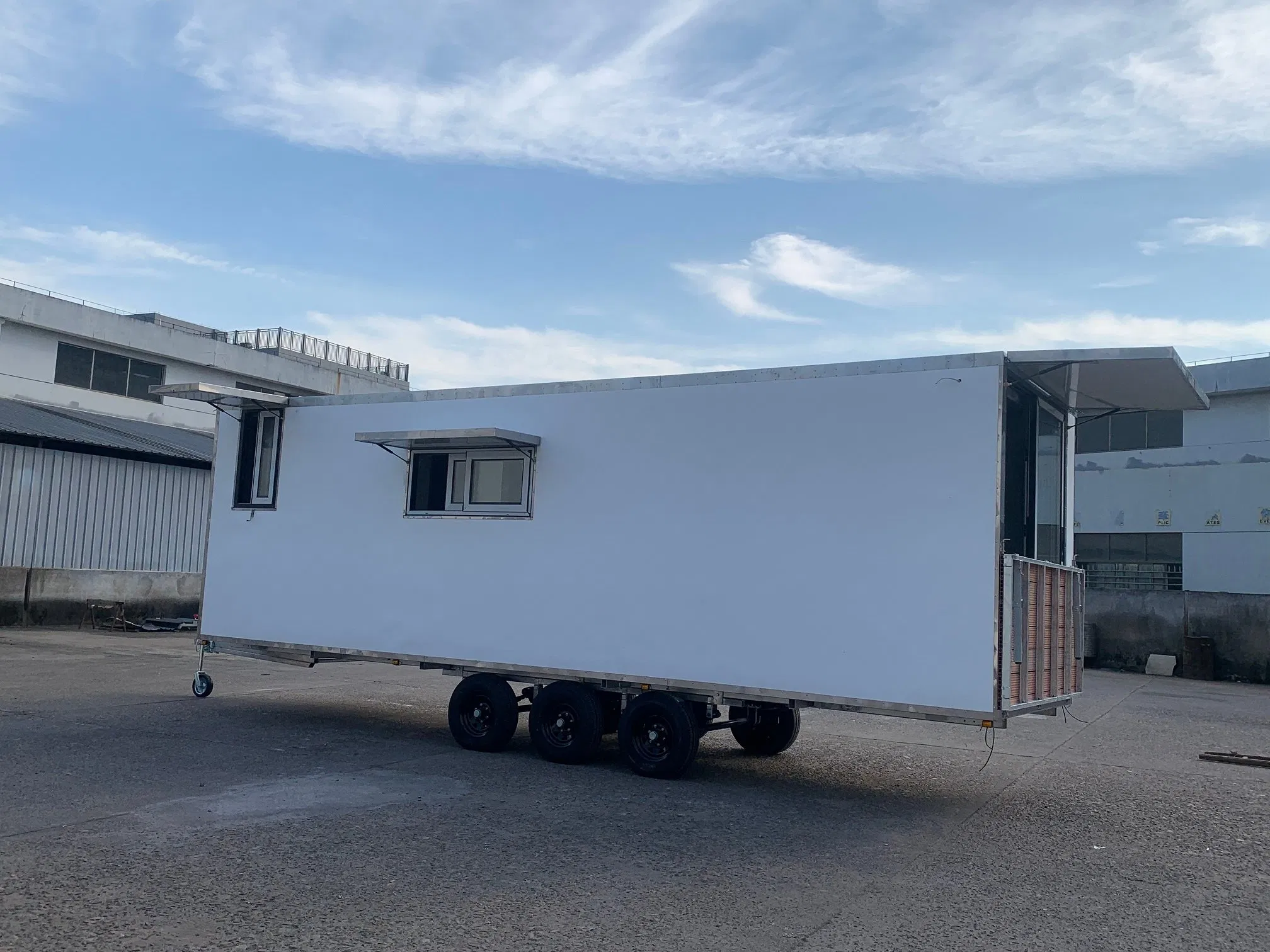 Cheap Price Movable Container House on Trailer Wheel