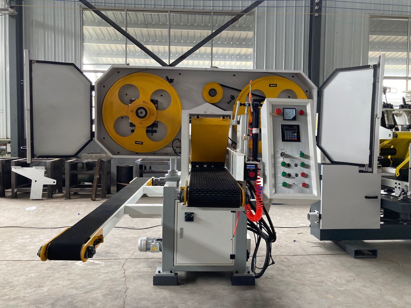 Станок ленточнопильный горизонтальный по дереву