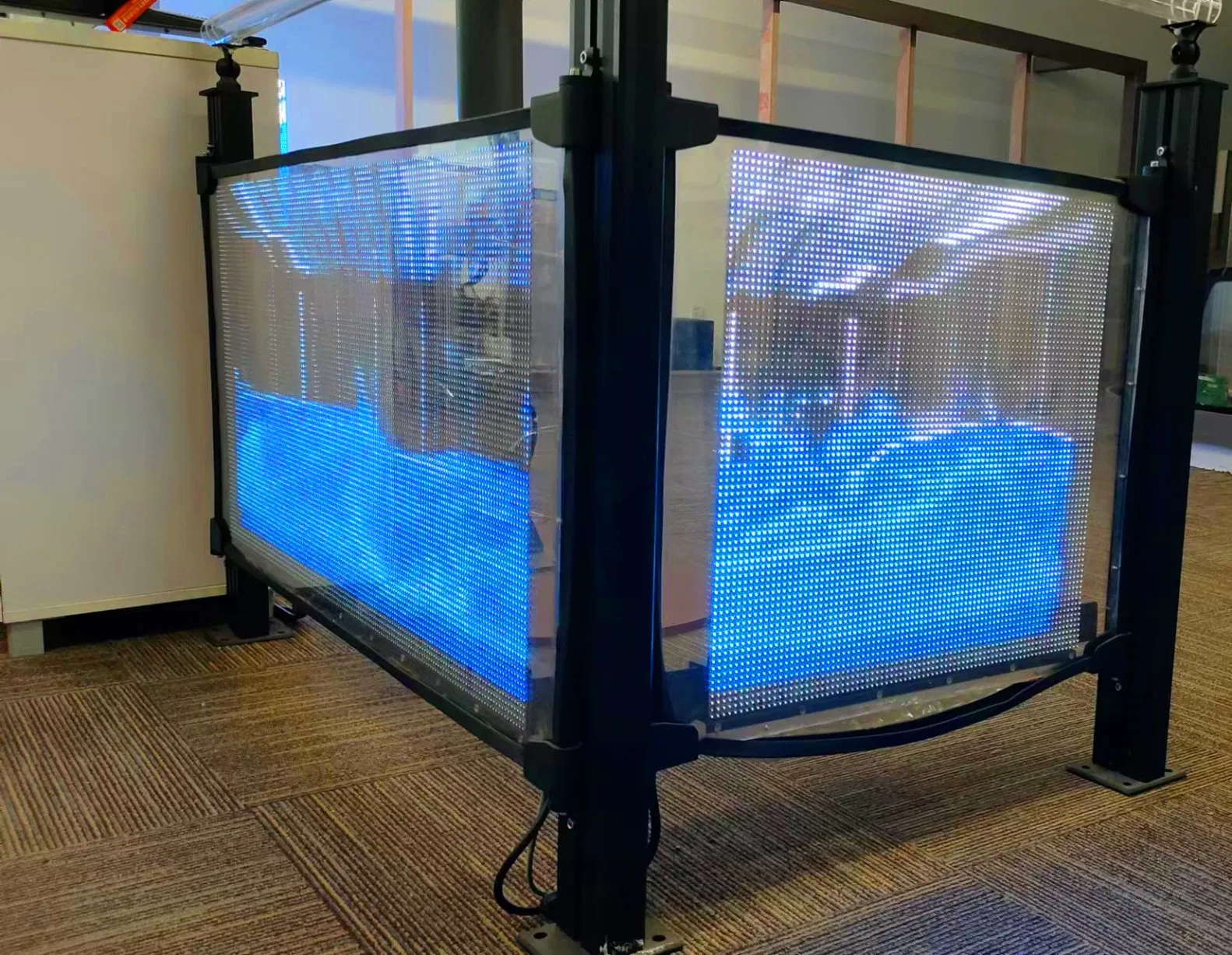 Гибкий прозрачный LED-экран для улицы