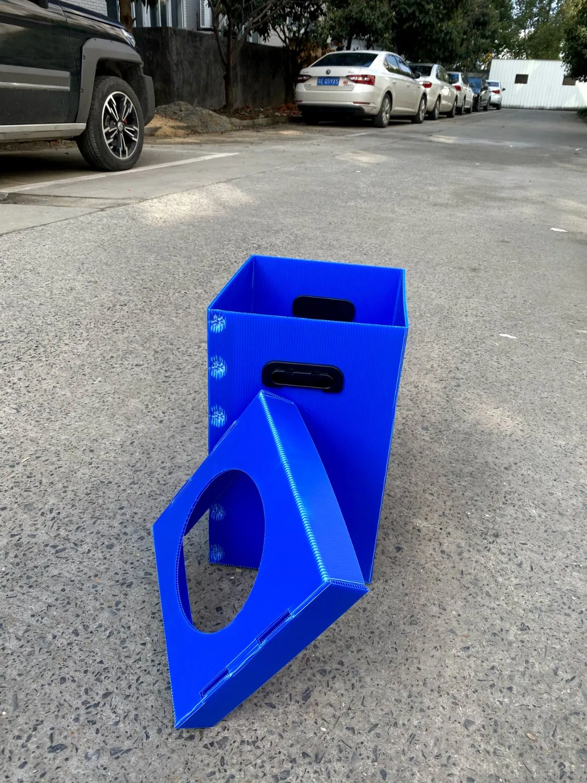 Прочный пластиковый контейнер для мусора с крышкой