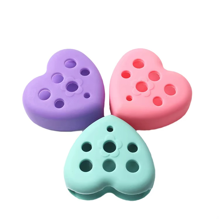 2024 New Sales Heart Shape Portable Makeup Brush Cleaner Mat 3 in 1 Silicone Makeup Tools for Home Travel Makeup Cleaning