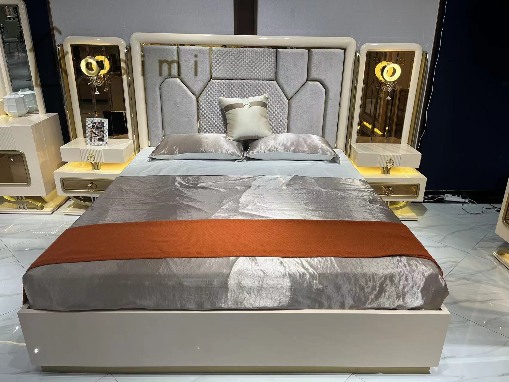 Мебель для спальни деревянная светлая комплект